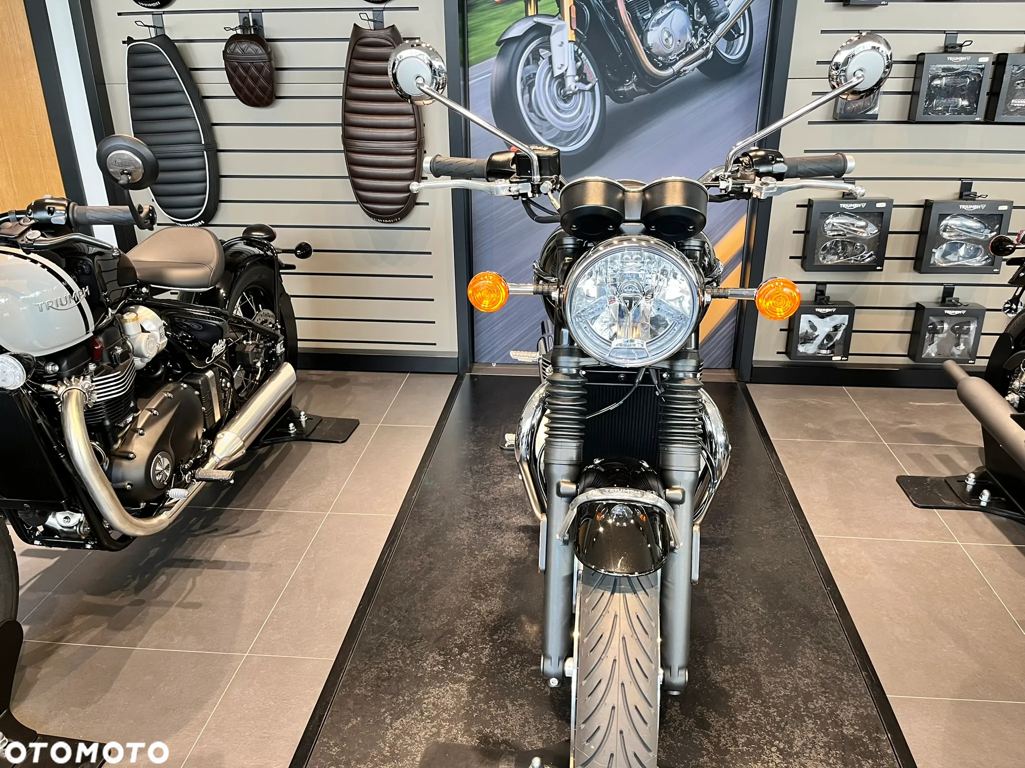 Triumph Bonneville - 4