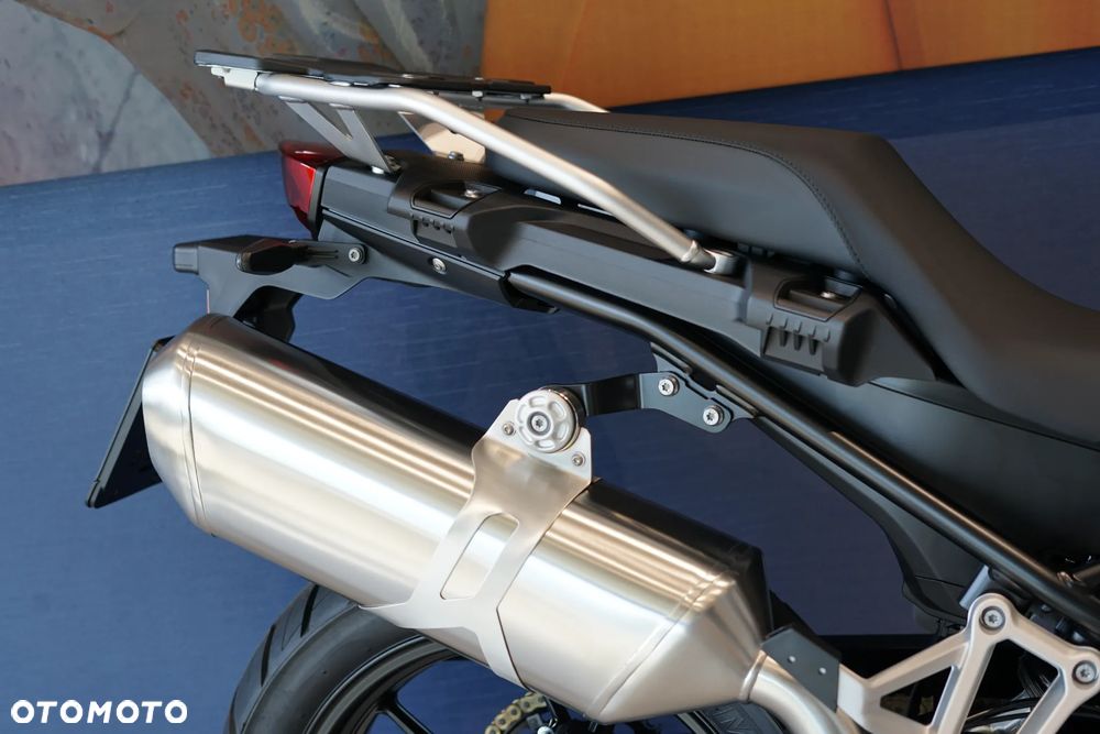BMW F - 19