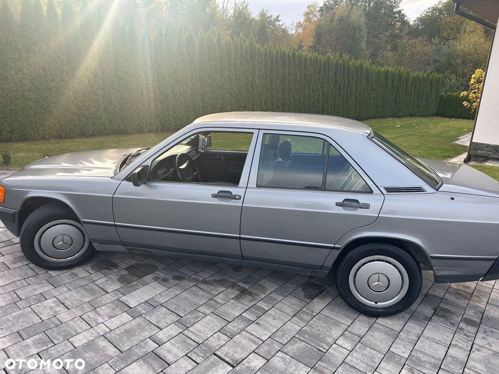 Mercedes-Benz W201 1987 photo 3