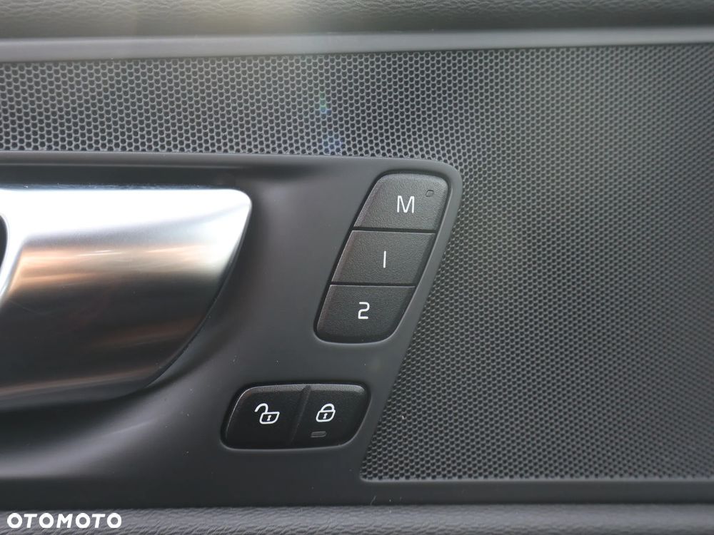 Volvo XC 60 B4 D AWD Momentum - 20