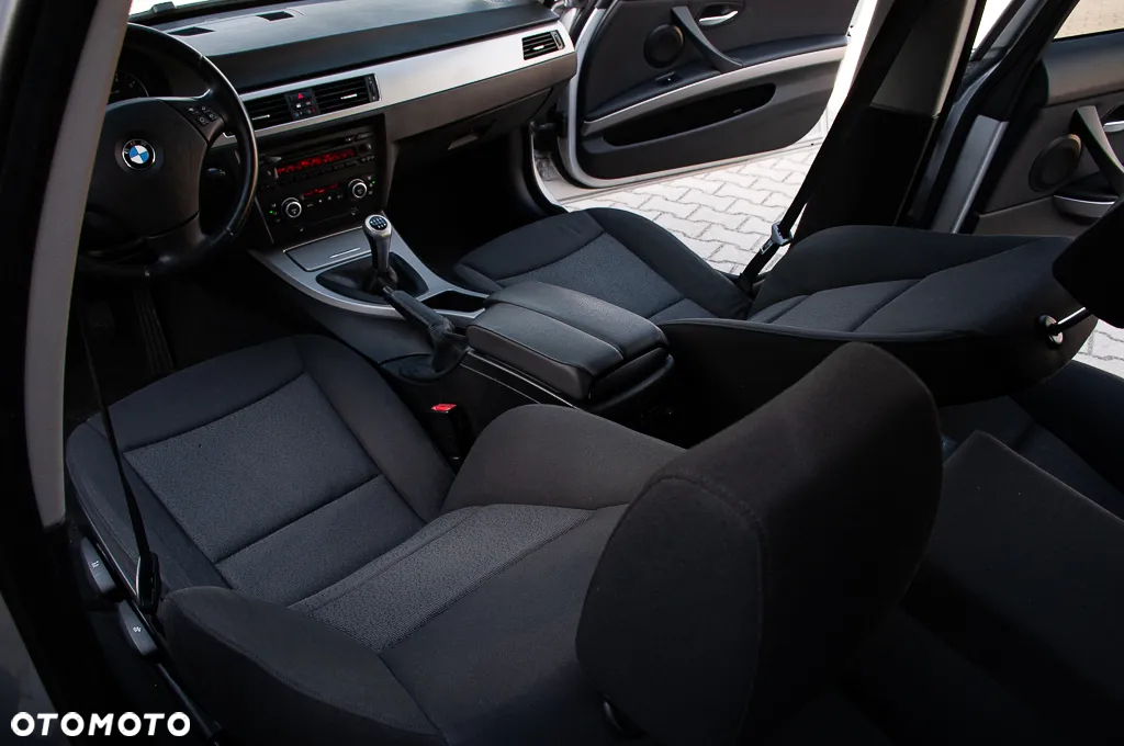 BMW Seria 3 318i Touring - 21