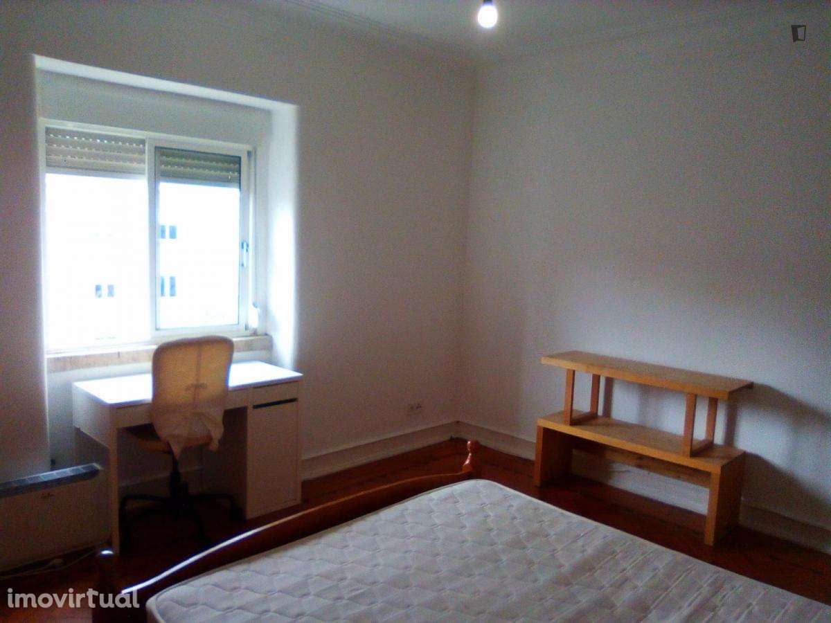 Quarto - localizado em Roma-Areeiro Lisbon - Grande imagem: 2/12