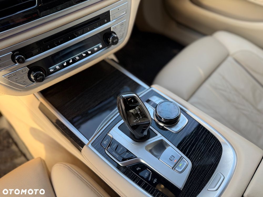 BMW Seria 7 730d xDrive mHEV - 19