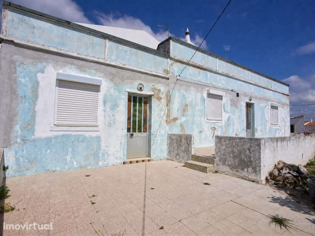 Moradia T2 com garagem, pátios exteriores e horta agricola - Grande imagem: 2/13