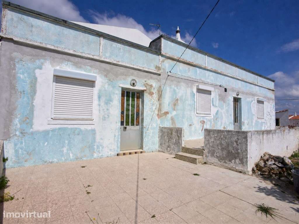 Moradia T2 com garagem, pátios exteriores e horta agricola - Grande imagem: 2/13