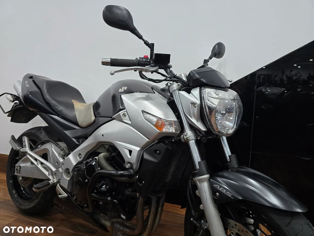 Suzuki GSR - 13