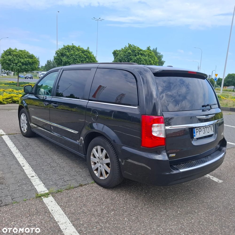 Chrysler Town & Country - 6