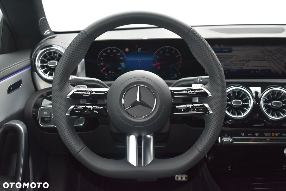 Mercedes-Benz CLA 200 7G-DCT - 8