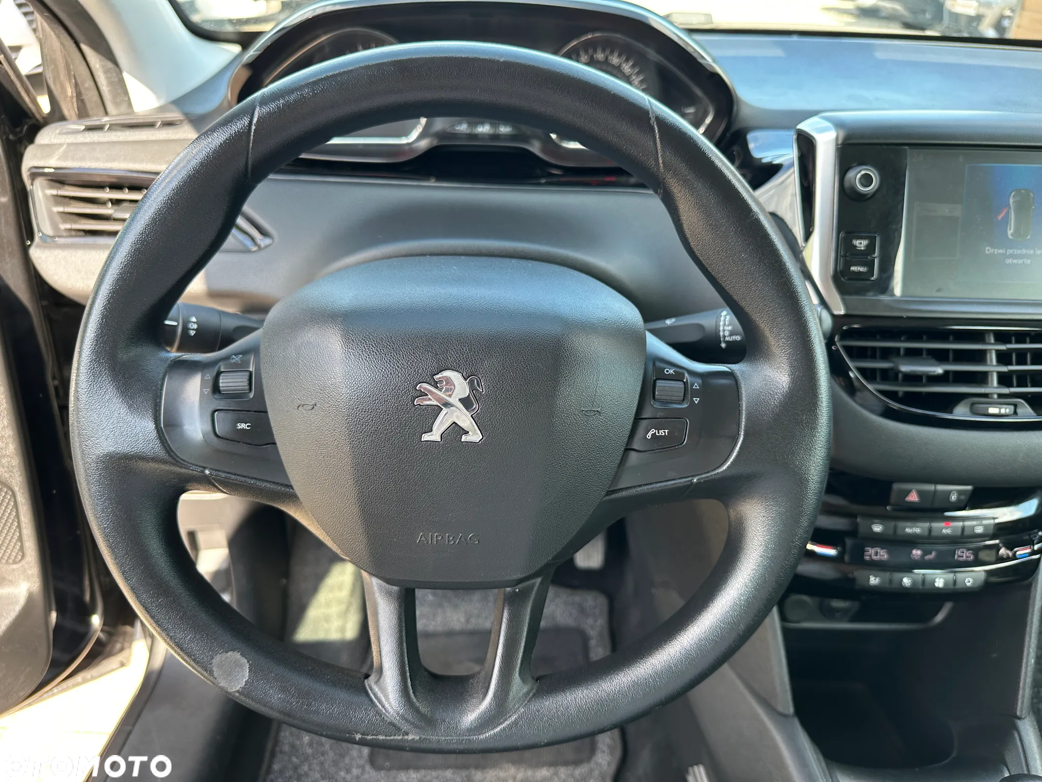 Peugeot 208 - 8