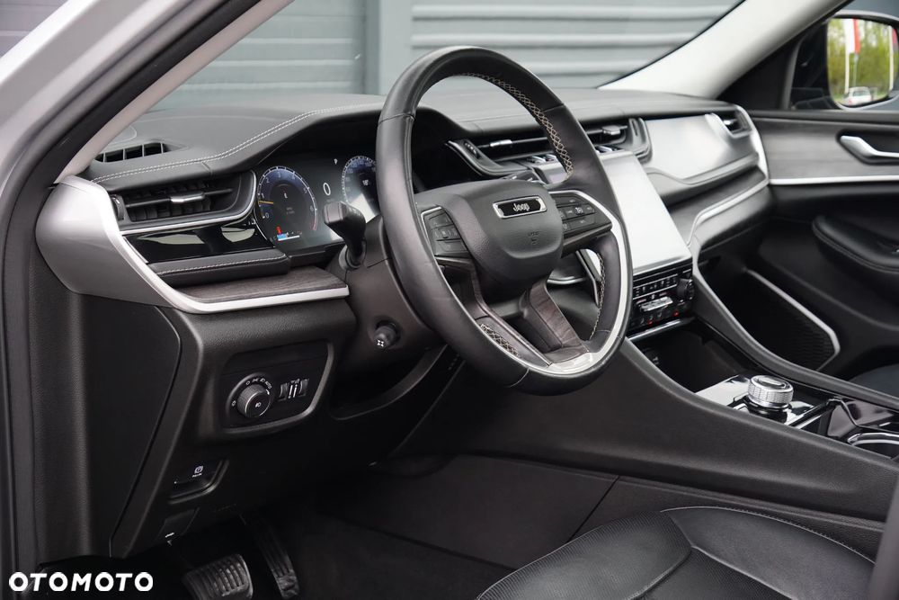 Jeep Grand Cherokee - 23