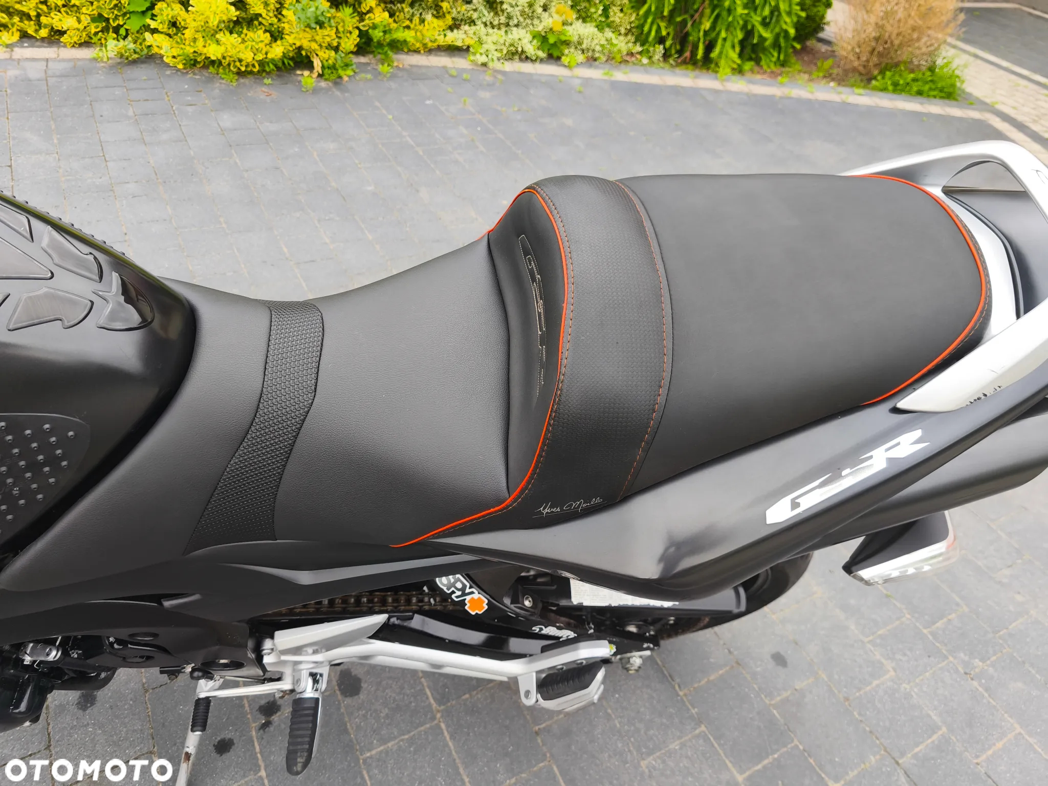 Suzuki GSR - 7
