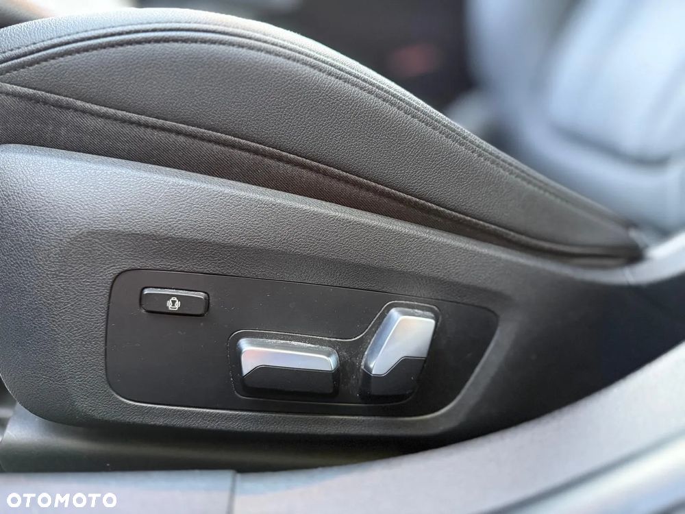 BMW Seria 3 330i xDrive - 22