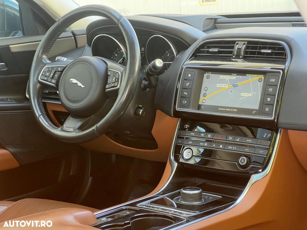 Jaguar XE 20d Aut. Portfolio - 8