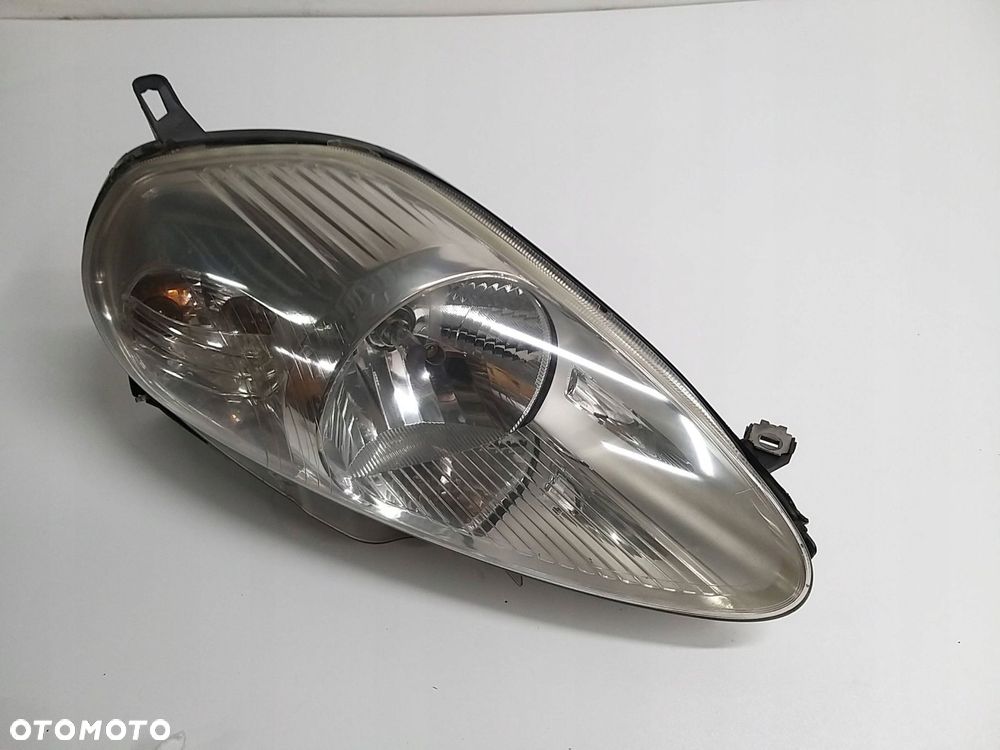 fiat grande punto lampa prawy przód przednia 06r-