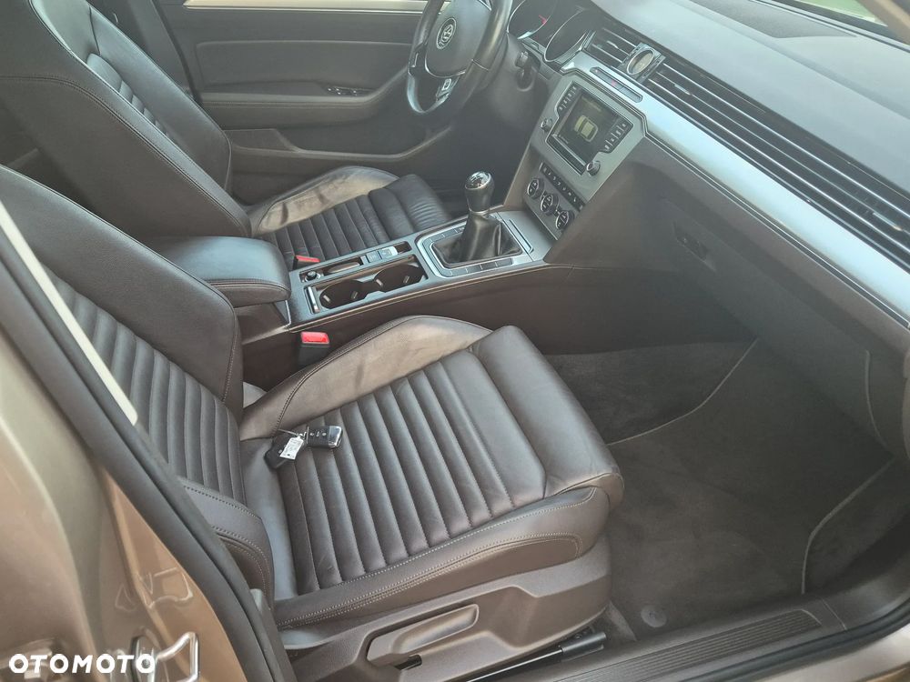 Volkswagen Passat 2.0 TDI (BlueMotion Technology) Highline - 14