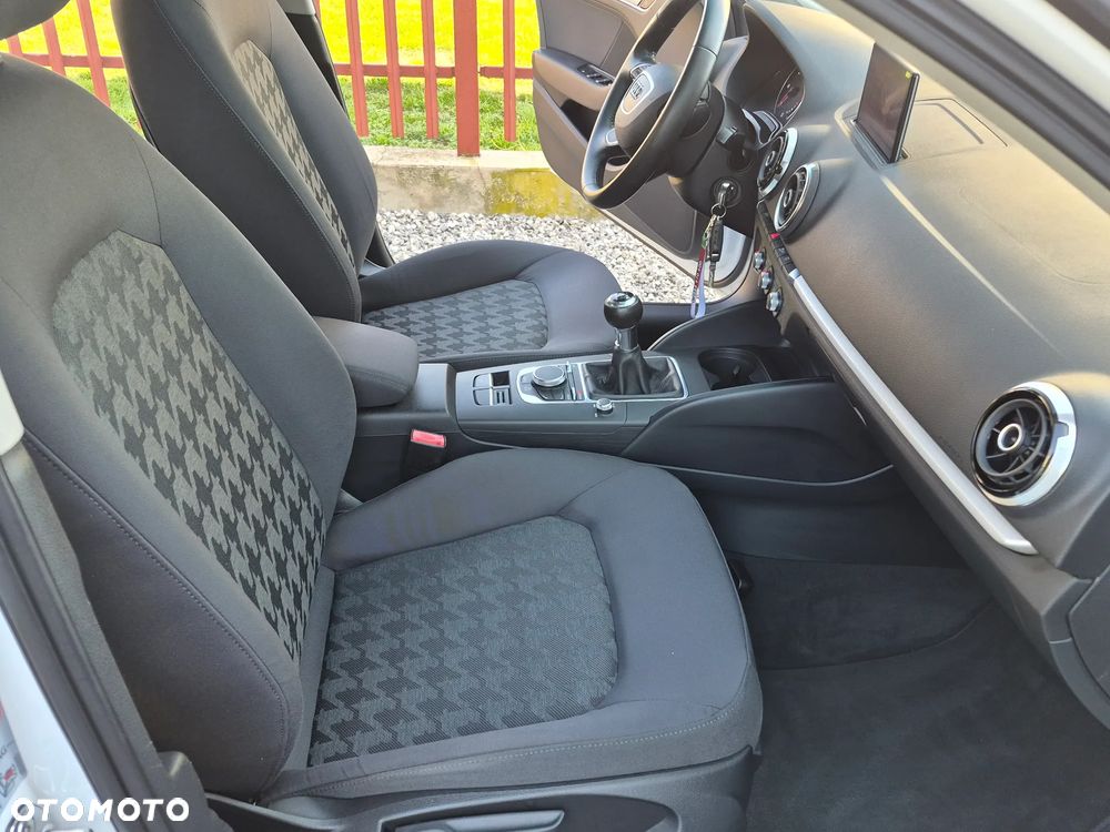 Audi A3 Sportback 1.6 TDI Ambiente - 17