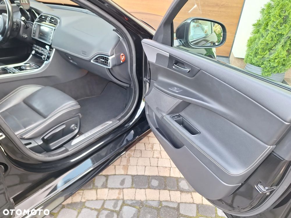Jaguar XE 20d R-Sport - 19