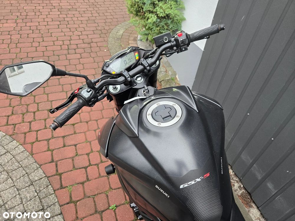Suzuki GSX - 13