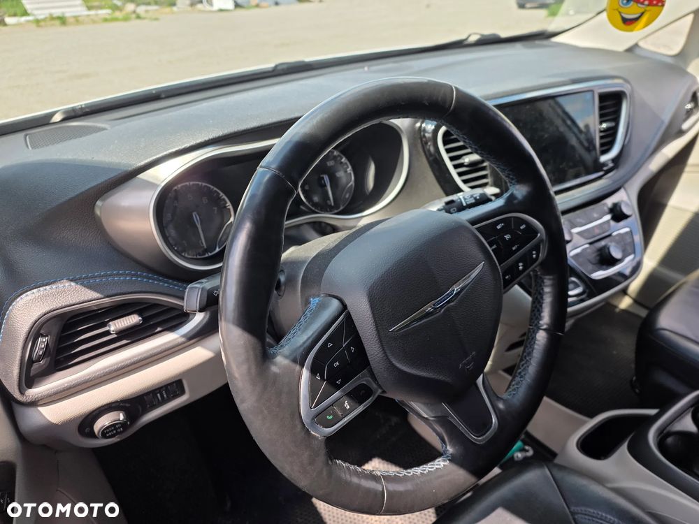 Chrysler Pacifica - 16