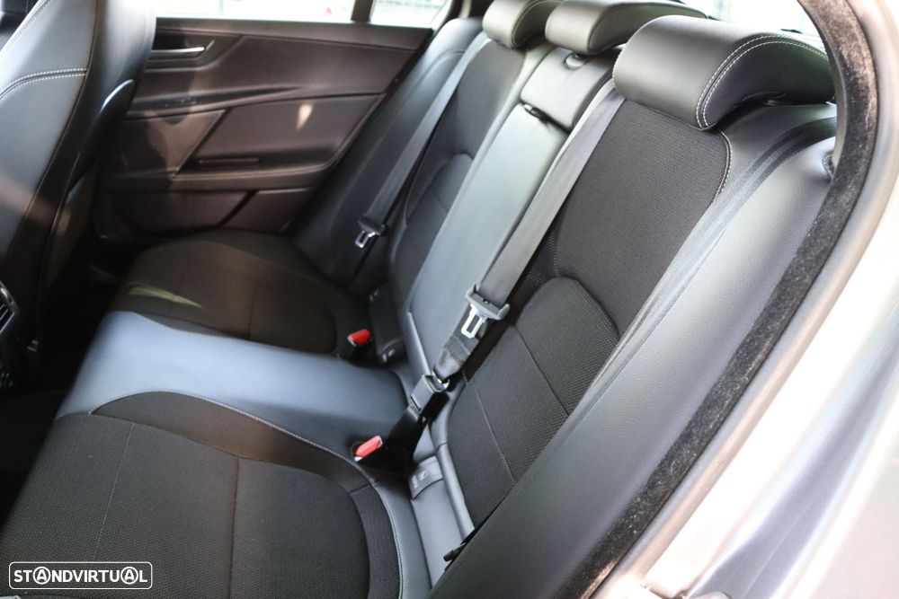 Jaguar XE 2.0 D R-Sport - 23