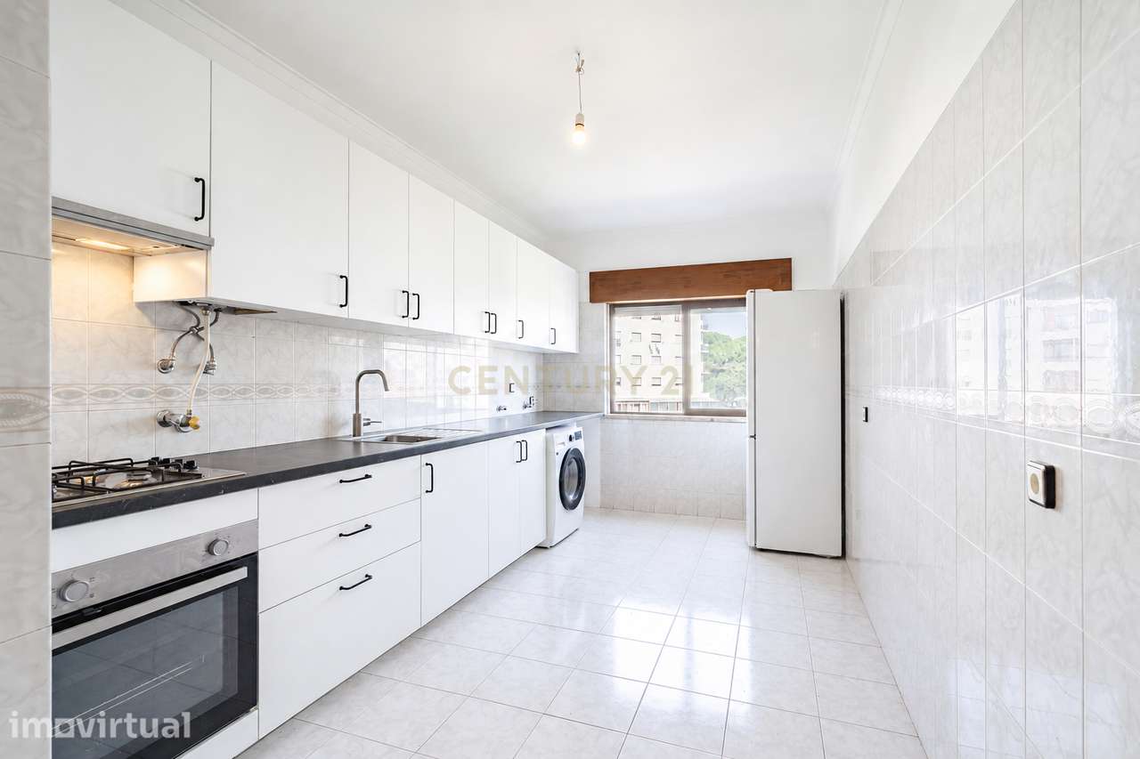 Apartamento T3 para arrendamento na Cruz de Pau - Grande imagem: 2/23