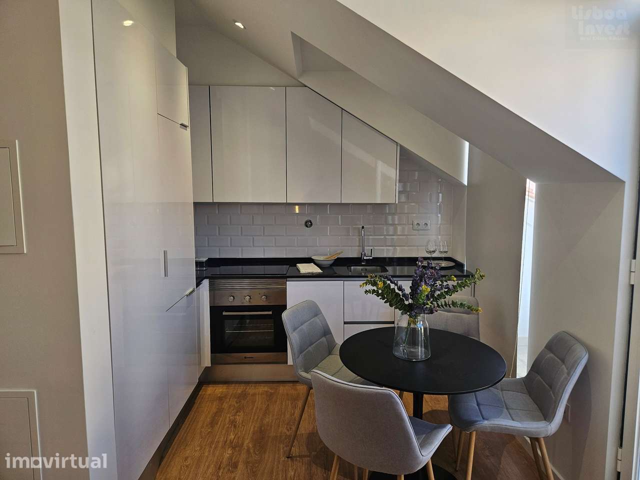 Vendo T2 Remodelado Santa Apolonia com Varanda e vista Rio - Grande imagem: 2/21