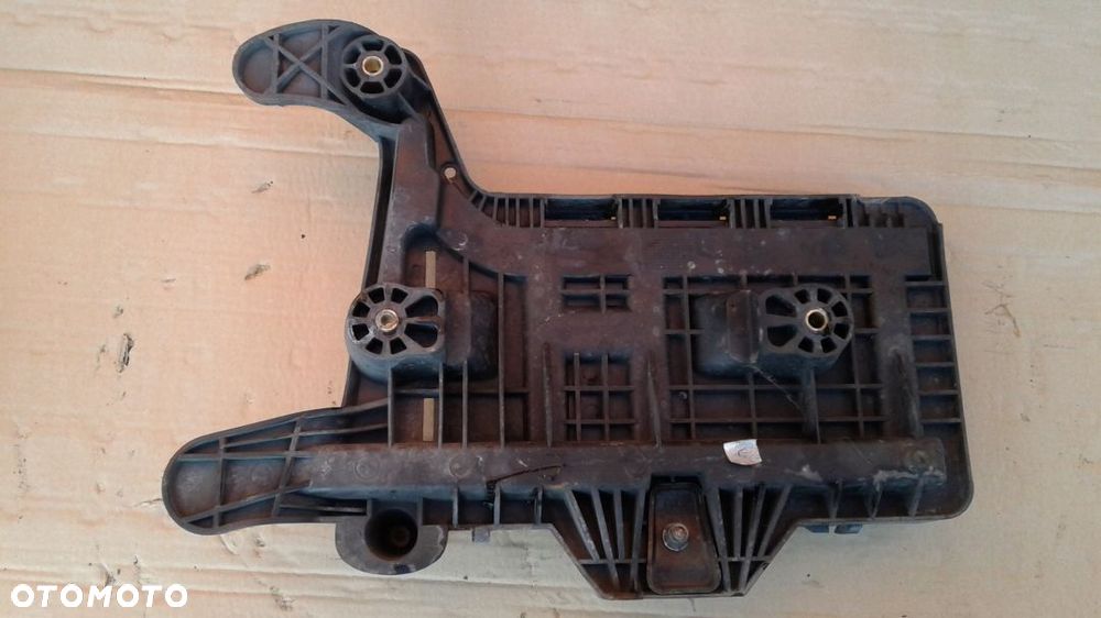 Podstawa akumulatora Touran Passat B6 1K0915333C - 2