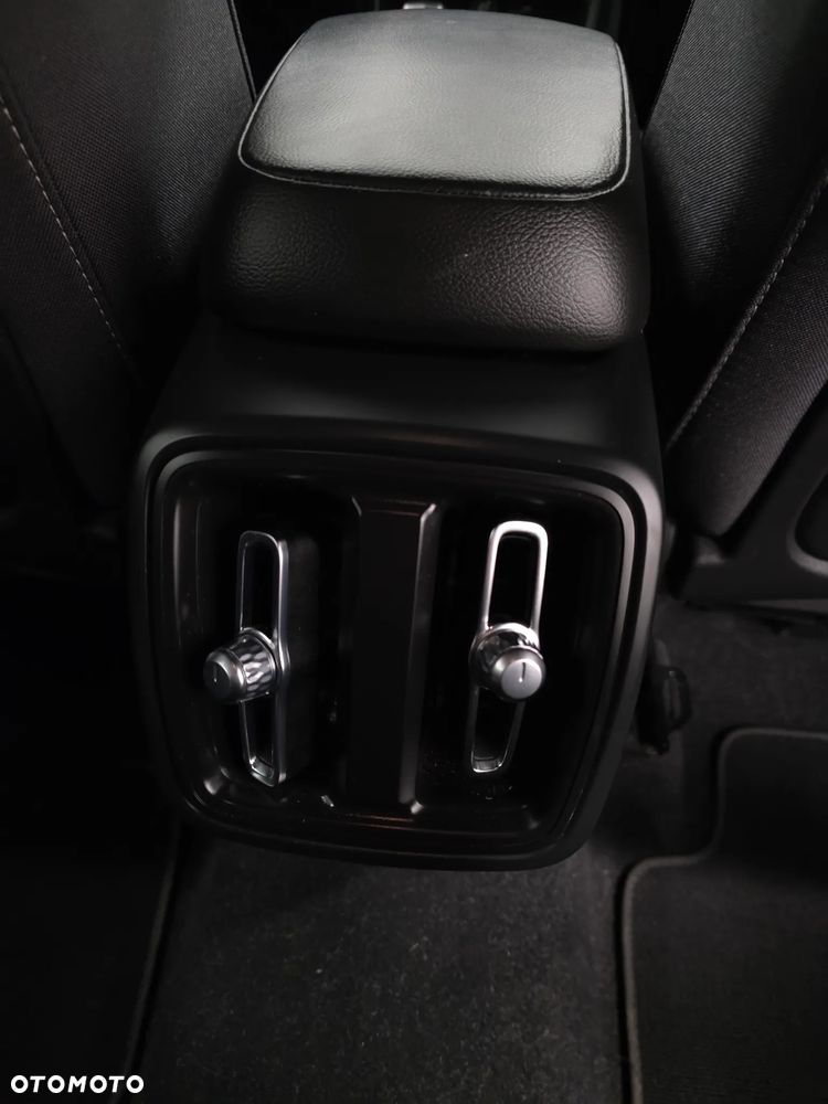 Volvo XC 40 B3 B DKG Ultra Dark - 22