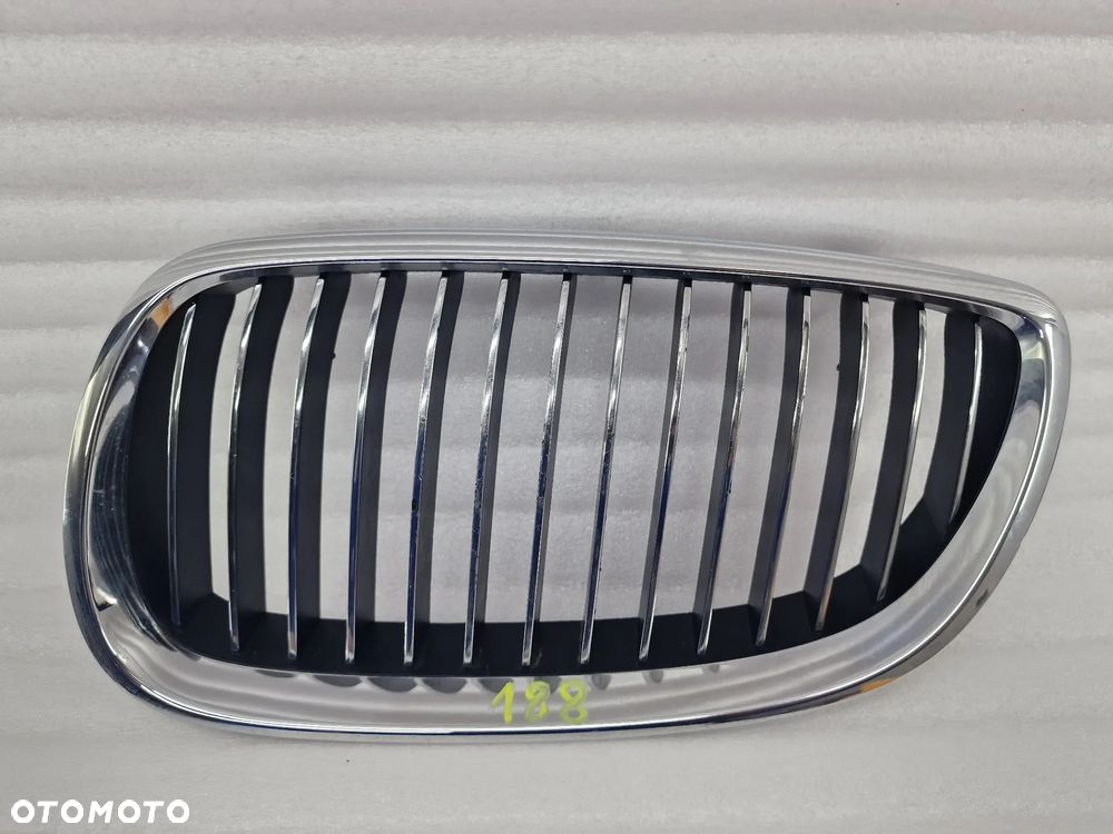 BMW E90 / E91 / E92 05- LEWA NERKA / ATRAPA / GRILL PRZEDNI PRZÓD Z CHROMOWANYMI PIONOWYMI PASECZKAMI ( ŻEBERKAMI ) , NR 1648030407 / 224059-10 / 224059 , NR AUKCJI GL188 - 1