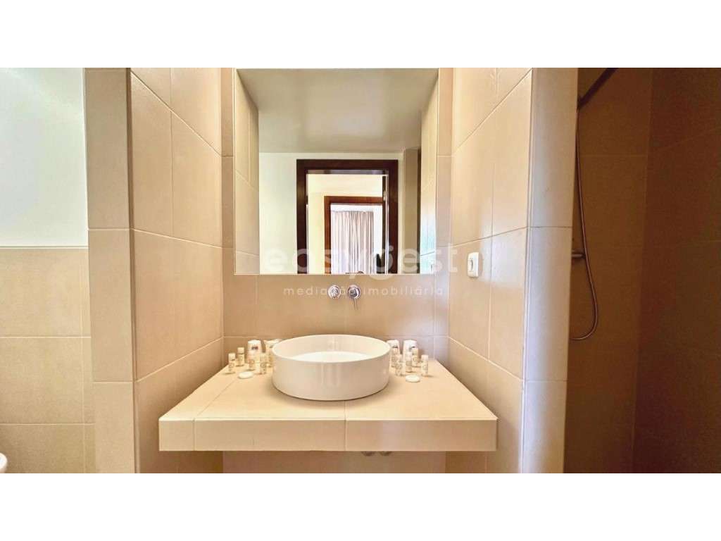 Moradia contemporânea T4 com piscina exclusiva e perto do mar. - Grande imagem: 2/19