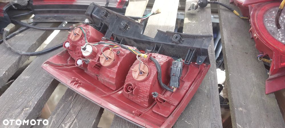 .  TYL TYLNA LAMPA PRAWA KIA CARENS 3 - 4