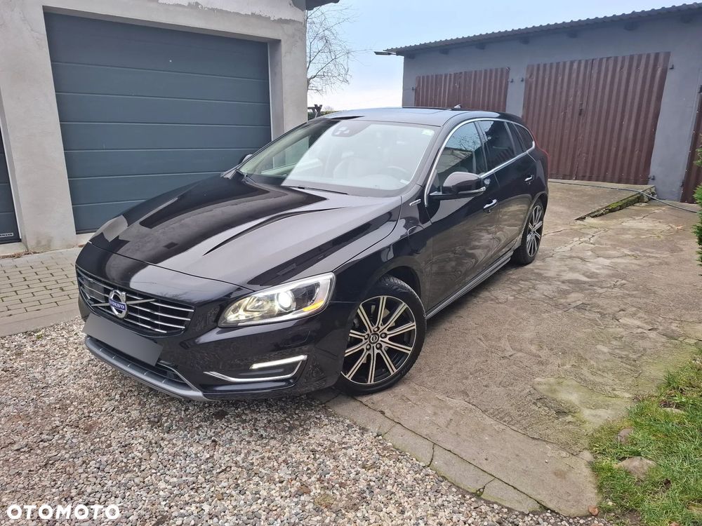 Volvo V60 D6 AWD Plug-in Hybrid R-Design Summum - 6