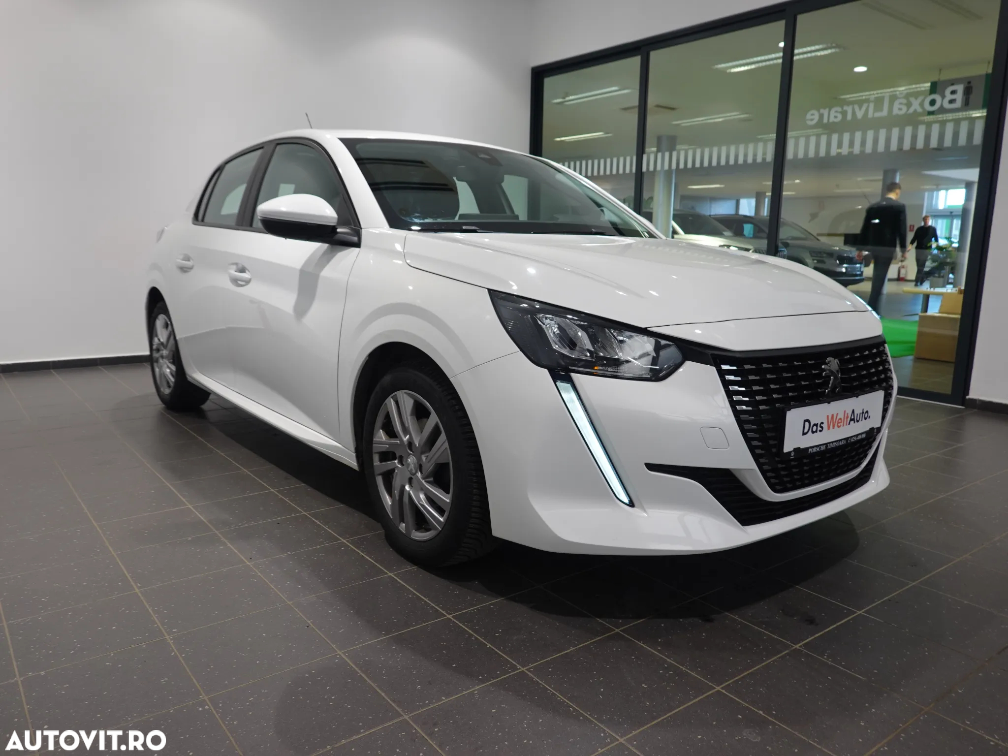 Peugeot 208 - 8