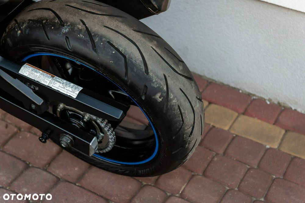 Suzuki GSR - 9