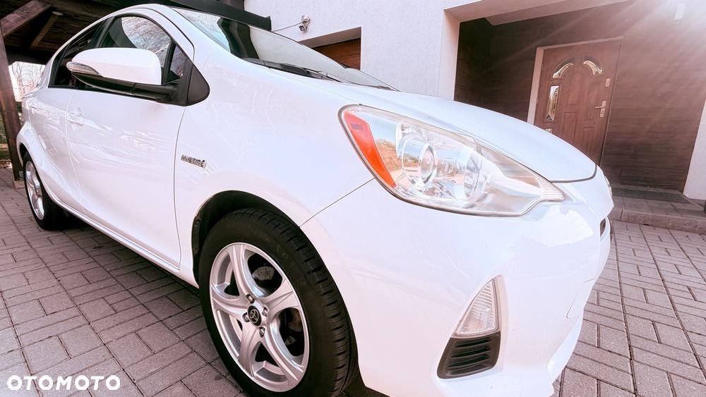 Toyota Prius (Hybrid) - 1
