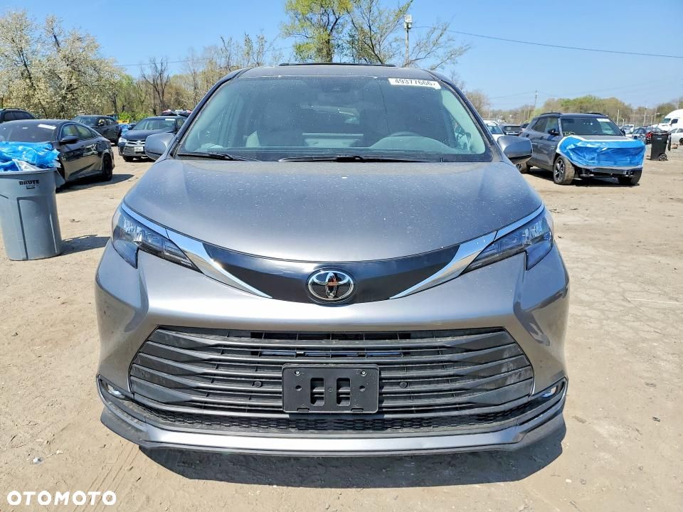 Toyota Sienna - 5