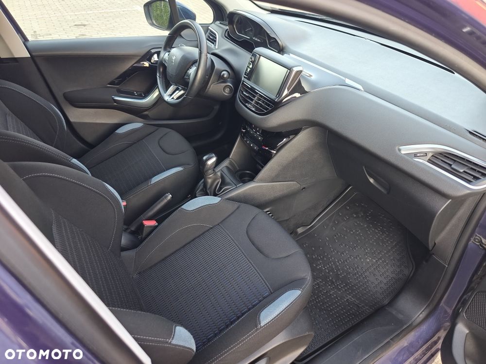 Peugeot 208 - 8