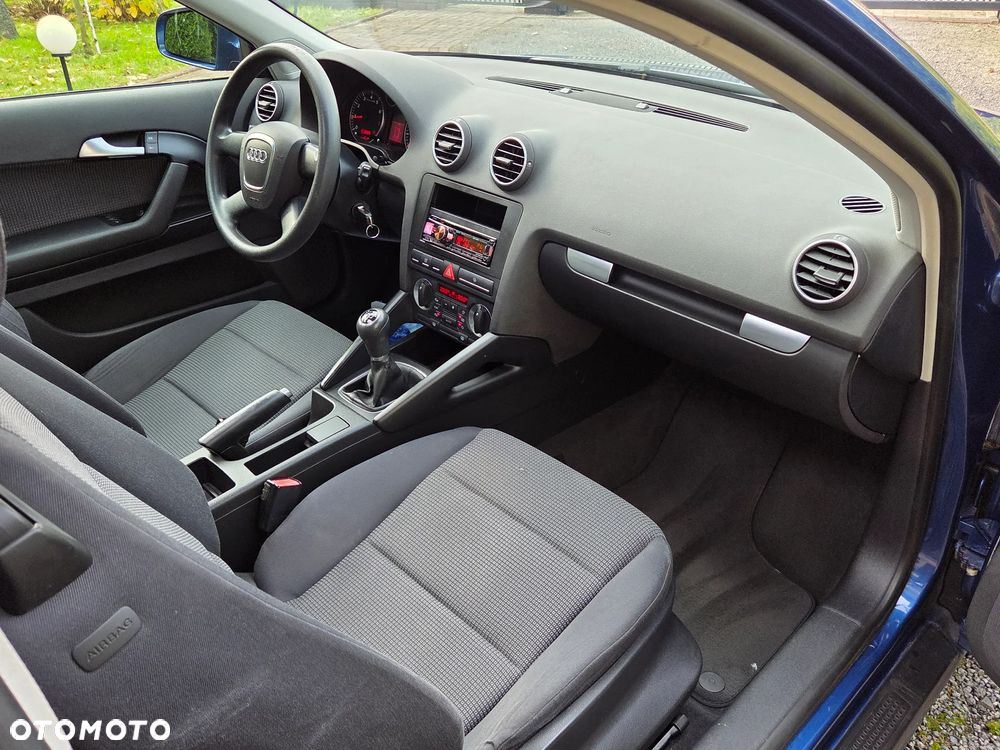 Audi A3 3-drzwiowe 1.6 Attraction - 32