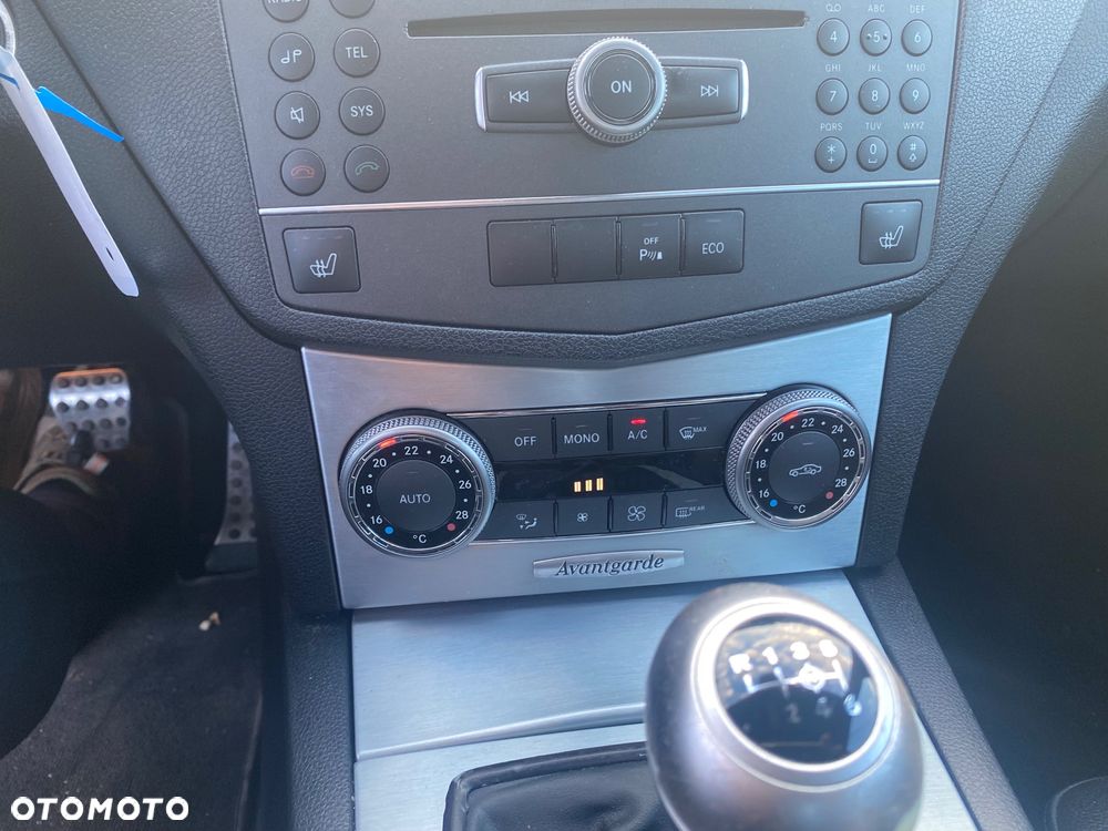 Mercedes-Benz Klasa C 180 CGI BlueEFFICIENCY Avantgarde - 37