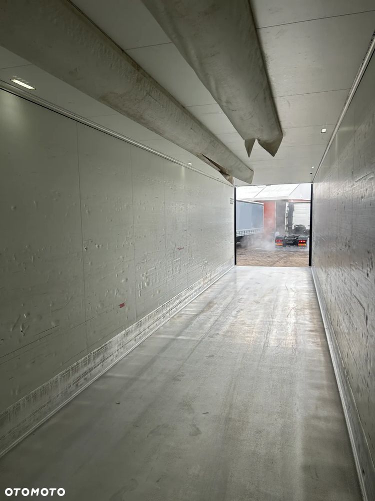 Schmitz Cargobull CARRIER VECTOR 1550 / WINDA z UDT / GRUBA ŚCIANA 7 CM / 4 ZAMKNIĘCIA / OŚ PODNOSZONA / BARDZO ŁADNE OPONY / AGREGAT TYLKO 2952 MOTOGODZIN !! - 40