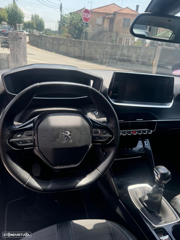 Peugeot 208 PureTech 100 Allure — fotografia 12