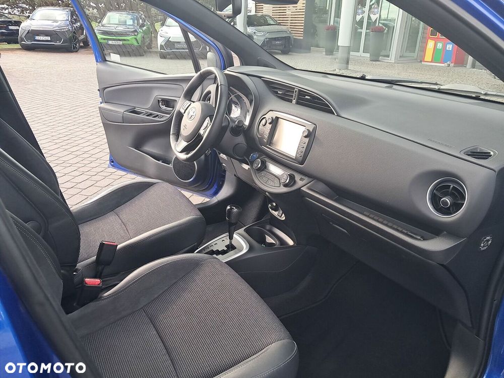 Toyota Yaris Hybrid 100 Dynamic - 19