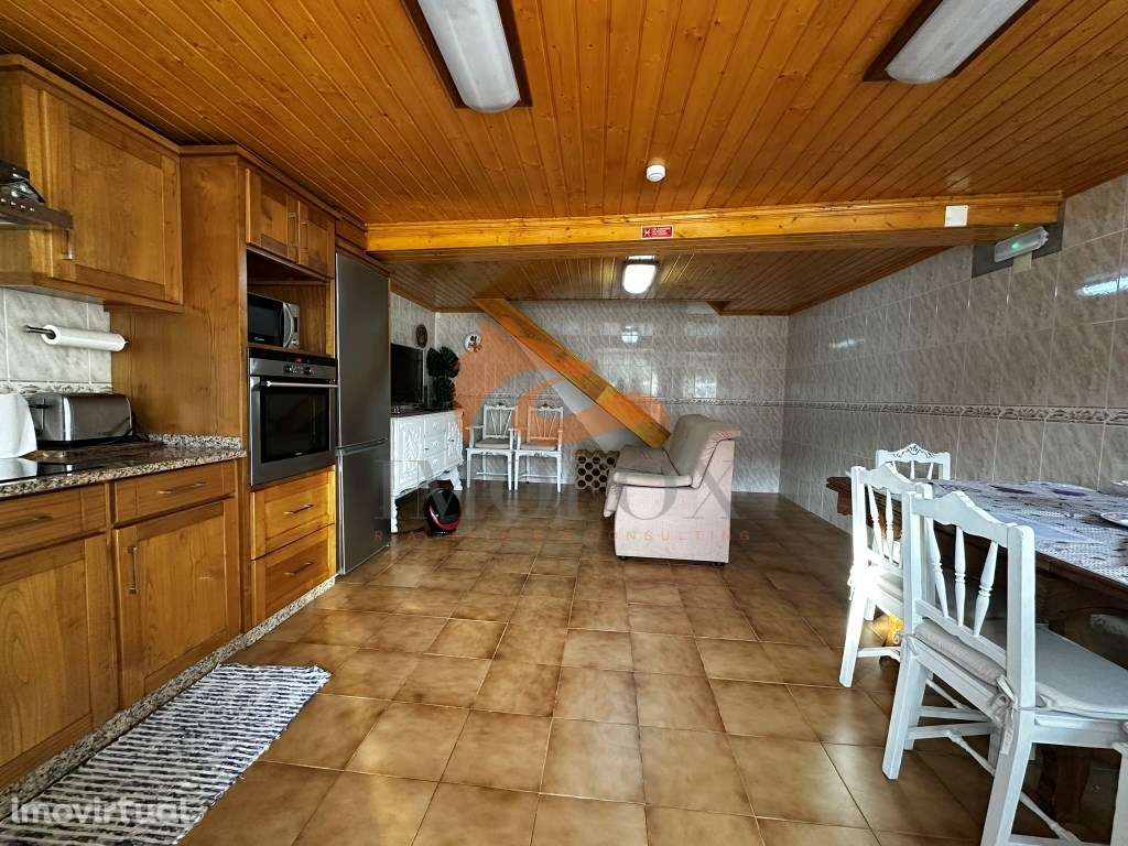 Casa de aldeia com 4 quartos e Alojamento Local ainda a funcionar e... - Grande imagem: 3/24