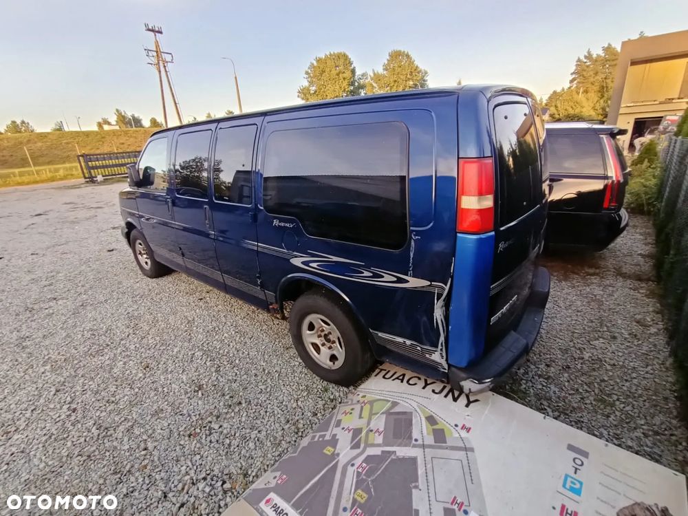 GMC Savana - 13