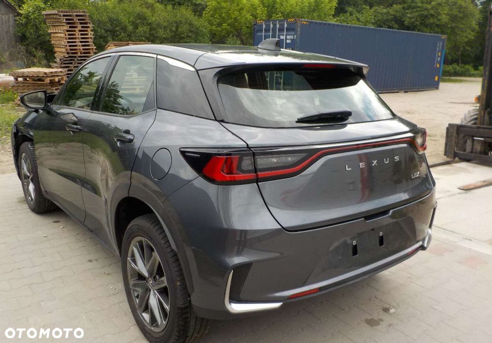 Lexus LBX - 9