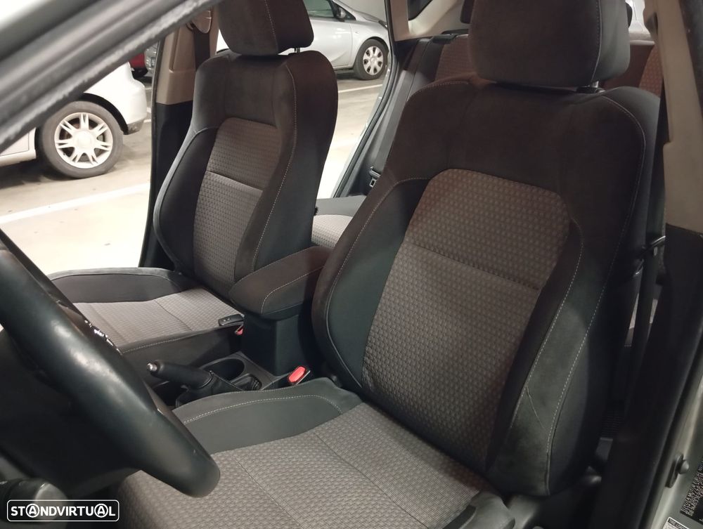 Toyota Auris 1.8 HSD Comfort +P.Sport+Navi - 19