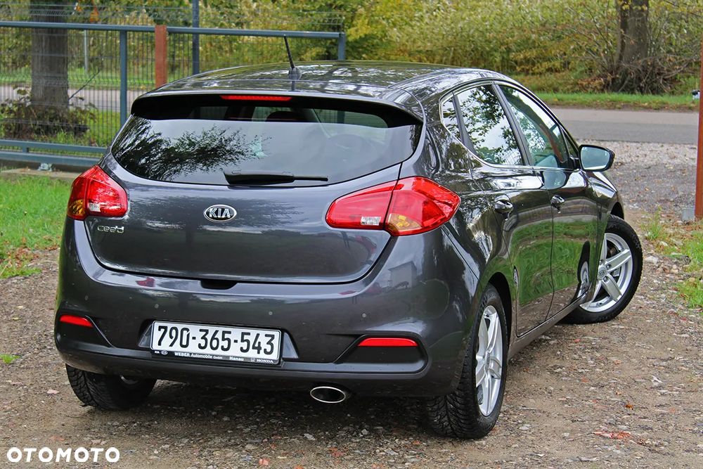 Kia Ceed 1.6 CRDi 128 Fifa World Cup Edition - 4