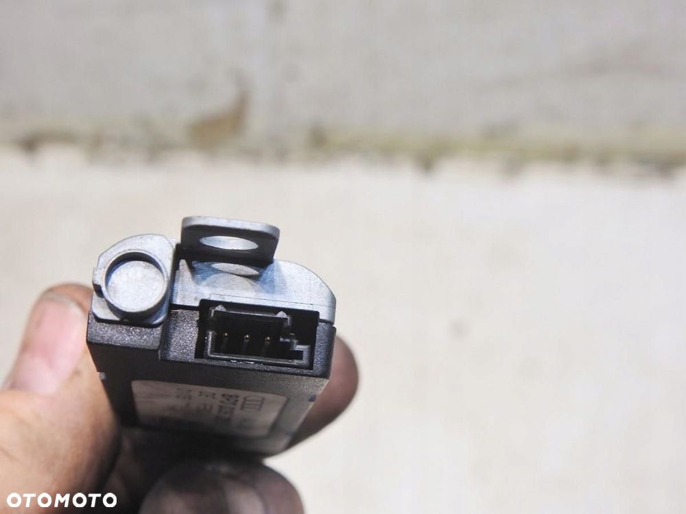 WZMACNIACZ ANTENY AUDI A3 8P 8P3035225B - 5