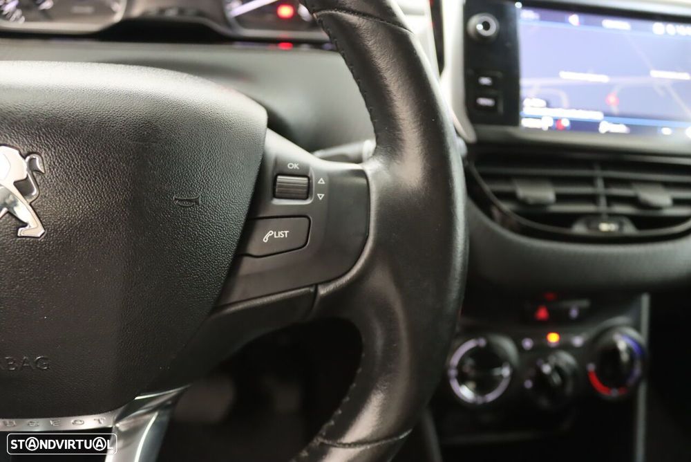 Peugeot 208 1.2 PureTech Signature EAT6 - 11