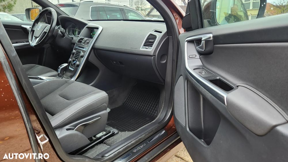 Volvo XC 60 D5 AWD Geartronic Momentum - 25